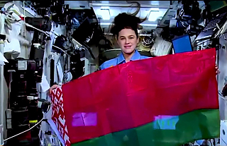 Марина Василевская передала Лукашенко Государственный флаг Беларуси, побывавший на МКС