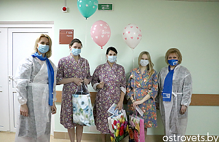 Активисты “Белорусского союза женщин” поздравили мам, родивших детей накануне 8 Марта 