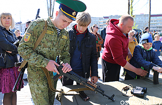 Выставка военной техники и солдатская каша собрали островчан на площадке у СОКа