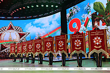 Александр Лукашенко наградил девять населенных пунктов Беларуси вымпелом за мужество и стойкость в годы войны