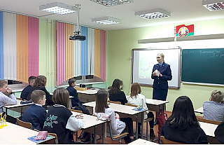 О законе говорили со школьниками Анастасия Юркойть и Дмитрий Мисюк