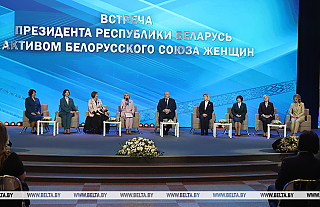 Лукашенко в преддверии 8 Марта вручил госнаграды 15 женщинам из различных регионов страны