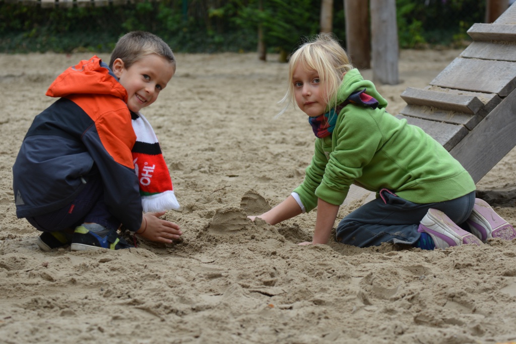 sand-people-girl-play-boy-child-children-teamwork-sandbox-680114.jpg