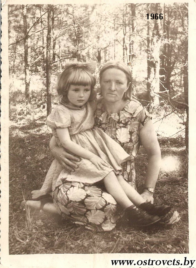46 Анна милошевич с мамой.jpg