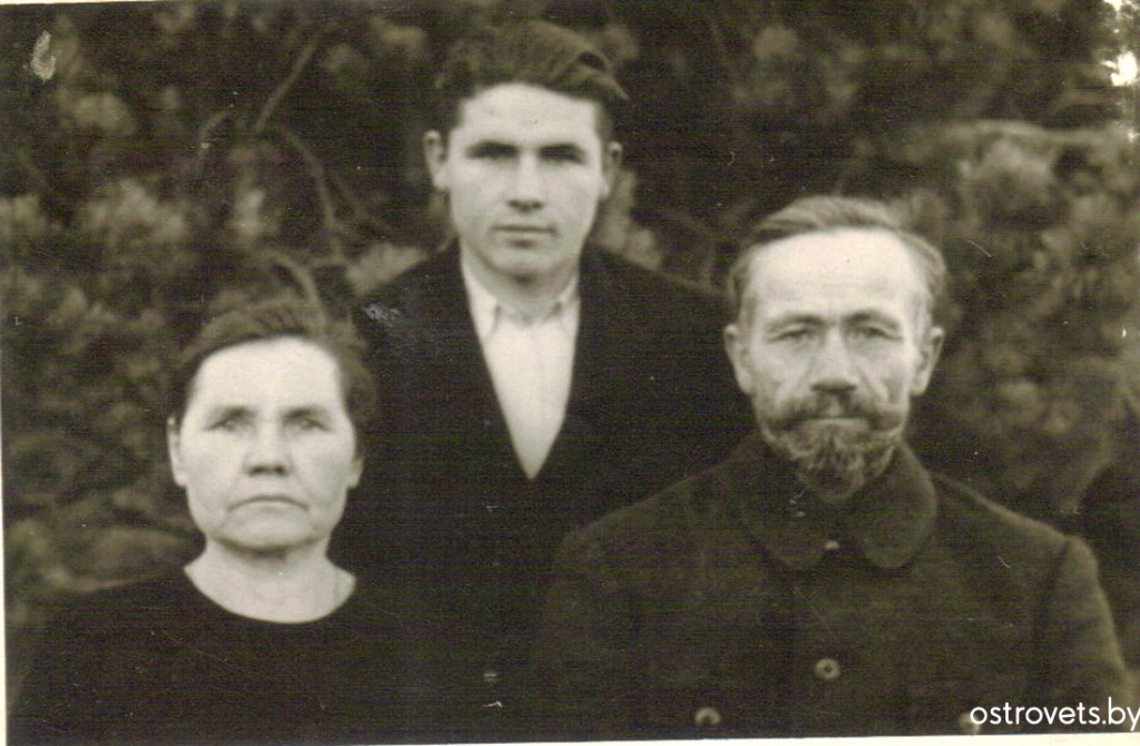 Врублеўскі Міхаіл з бацькамі Юльянам і Юліяй.jpg