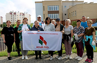Районный субботник: на покраске ограждений 