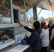 Маршрутами автолавки отправился корреспондент газеты