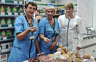 Фотофакт. Работники Сморгонского филиала облПО пообщались с покупателями