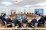 "Мужики, в бой!" Лукашенко требует по-военному решать задачи в ходе нынешней уборочной кампании