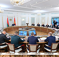 "Мужики, в бой!" Лукашенко требует по-военному решать задачи в ходе нынешней уборочной кампании