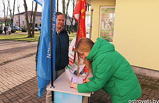 Актывісты камуністычнай партыі і Федэрацыі прафсаюзаў Беларусі правялі ў Астраўцы пікет