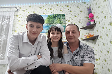 Папа может всё: Игорь Скадорва один воспитывает двоих детей