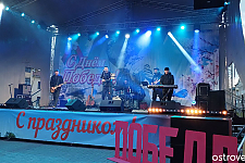 Фотофакт. В День Победы в Островце выступил кавер-бэнд Time Scwer