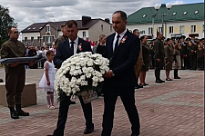 В память о погибших и благодарность за мир - в Островце возложили цветы к памятнику советским воинам и партизанам