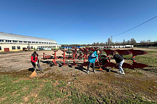 Массово, дружно и с хорошим настроением на субботнике в своих хозяйствах трудились работники АПК