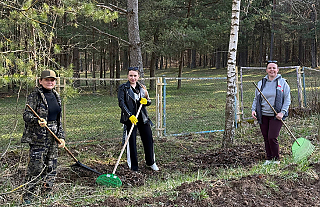 Работники Островецкого отдела образования принимают участие в республиканском субботнике.