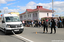 Как восемь богатырей в День Победы соревновались в Островце в силовом экстриме