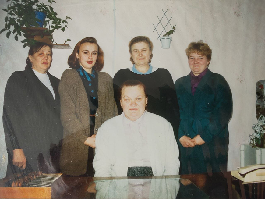 Отдел статистики Островецкого района с 1989 по 2003 годы возглавляла Мария Михайловская. На фото слева направо: Валентина Змитрович, Светлана Шлыкович, Станислава Богатко, Елена Сульжицкая, за столом сидит Мария Михайловская