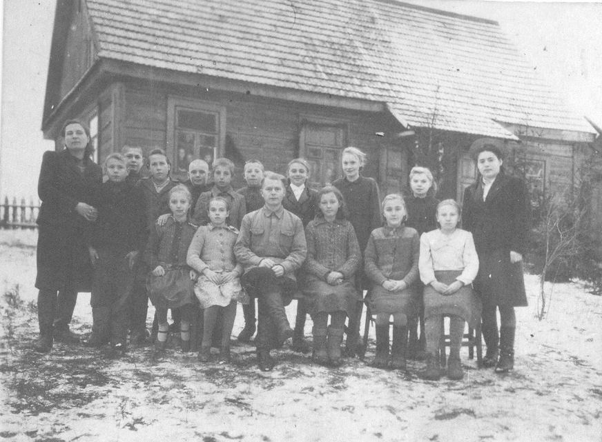 1947 г. Багачоў М.І. (у цэнтры) з настаўнікамі і вучнямі Граўжышскай НСШ Ашмянскага раёна.
